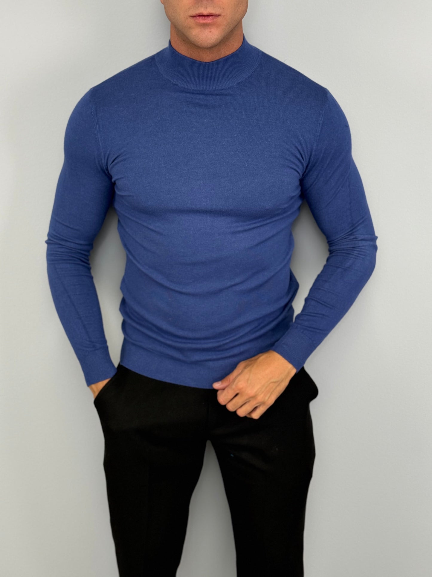 SUÉTER DE CUELLO ALTO AJUSTADO