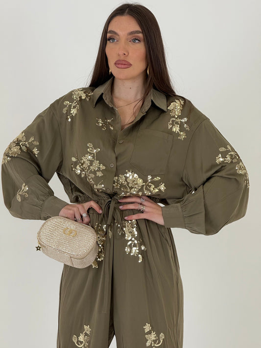 Mono entero con detalle de lentejuelas y cordón ajustable.