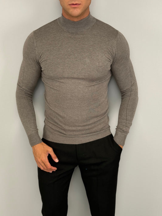 SUÉTER DE CUELLO ALTO AJUSTADO