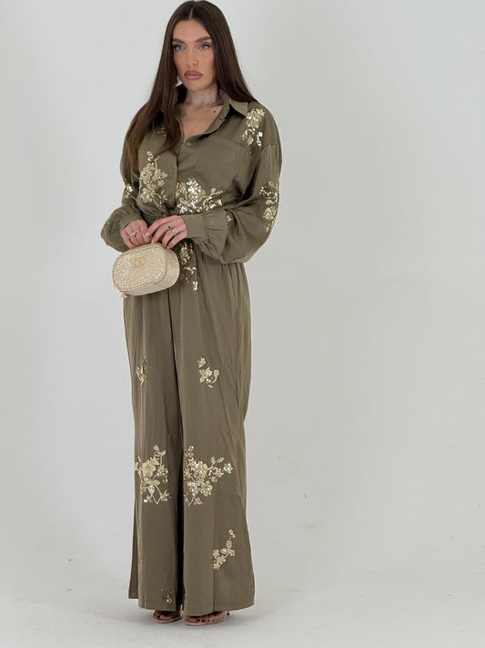 Mono entero con detalle de lentejuelas y cordón ajustable.