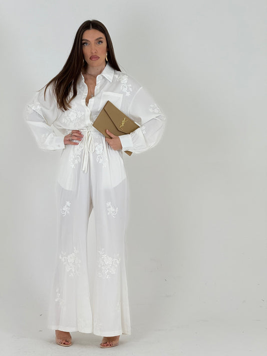 Mono entero con detalle de lentejuelas y cordón ajustable.