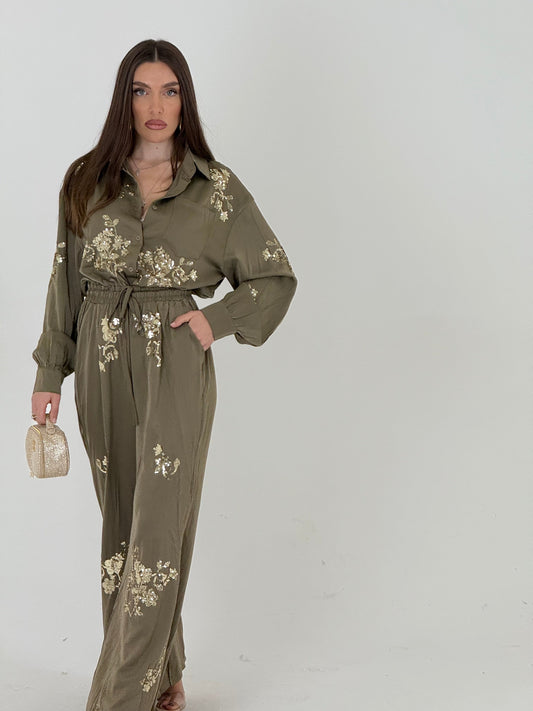 Mono entero con detalle de lentejuelas y cordón ajustable.