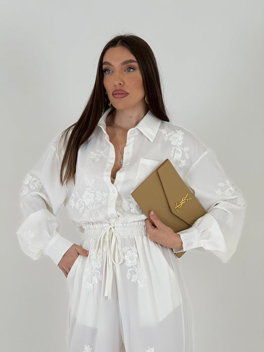 Mono entero con detalle de lentejuelas y cordón ajustable.