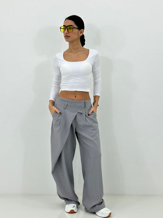 Pantalón de rayas diplomáticas – Nuevo P/V 26 (Primavera/Verano 2026).