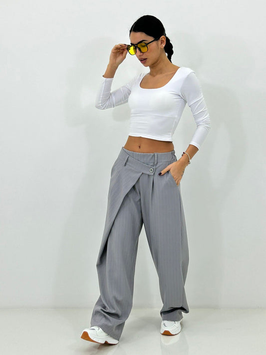 Pantalón de rayas diplomáticas – Nuevo P/V 26 (Primavera/Verano 2026).